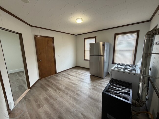 Building Photo - 73 Esther St