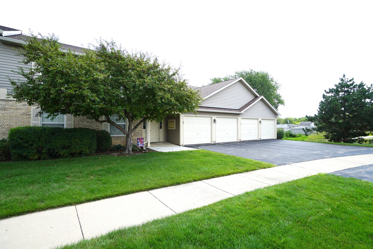 1139 N Red Oak Cir Unit 4, Round Lake Beach, IL 60073 Condo for Rent