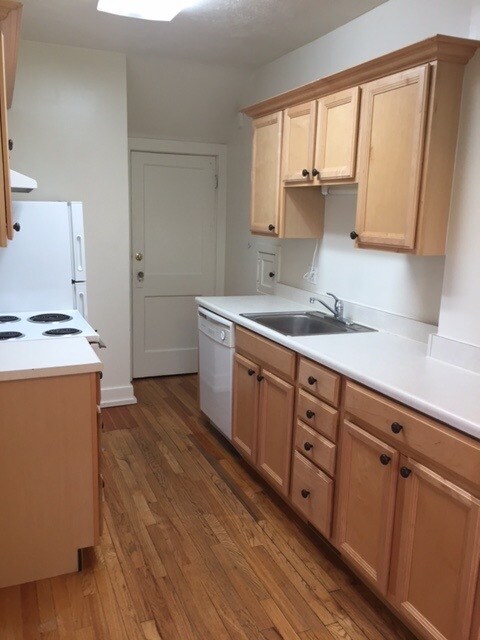 Building Photo - 610 S 55th St