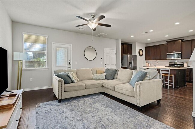 Foto del edificio - 5308 Golden Canary Ln