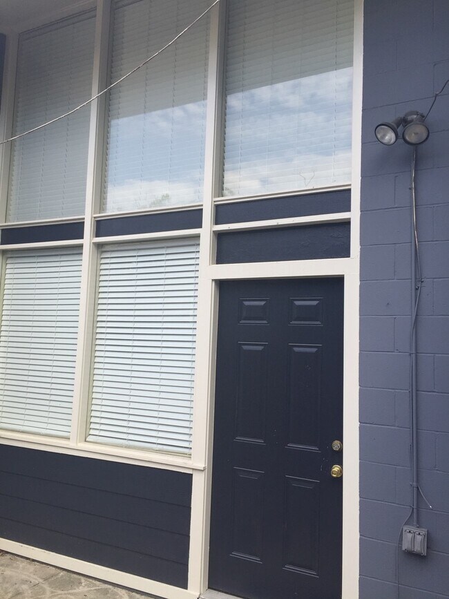 Entrance to studio within private courtyard - 3350 Tula St