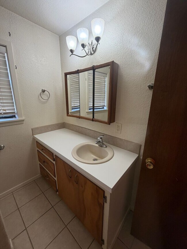 Foto del edificio - 1020 N Oak St