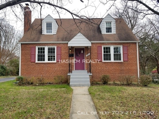 Building Photo - 2909 Lawrence Dr