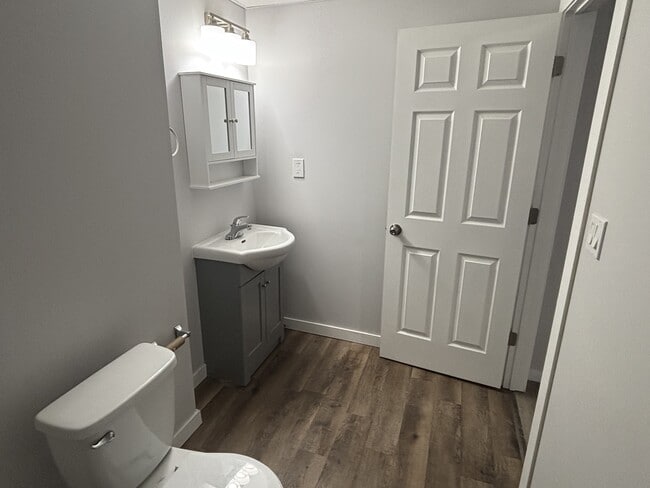 Building Photo - 570 Ellice Ave