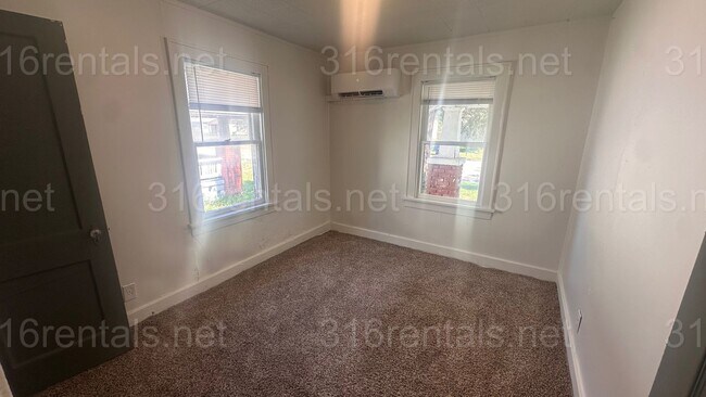 Building Photo - $850 - 2 bed 1 bath - Single Family Home