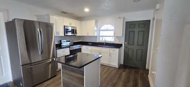Building Photo - 671 Royalty Ct