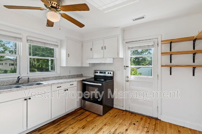 Foto del edificio - 131 Moody Ave