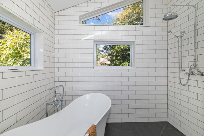 Foto del edificio - 7117 Northmoor Dr
