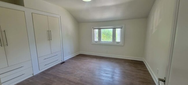 Building Photo - 35 Rushbrooke Av