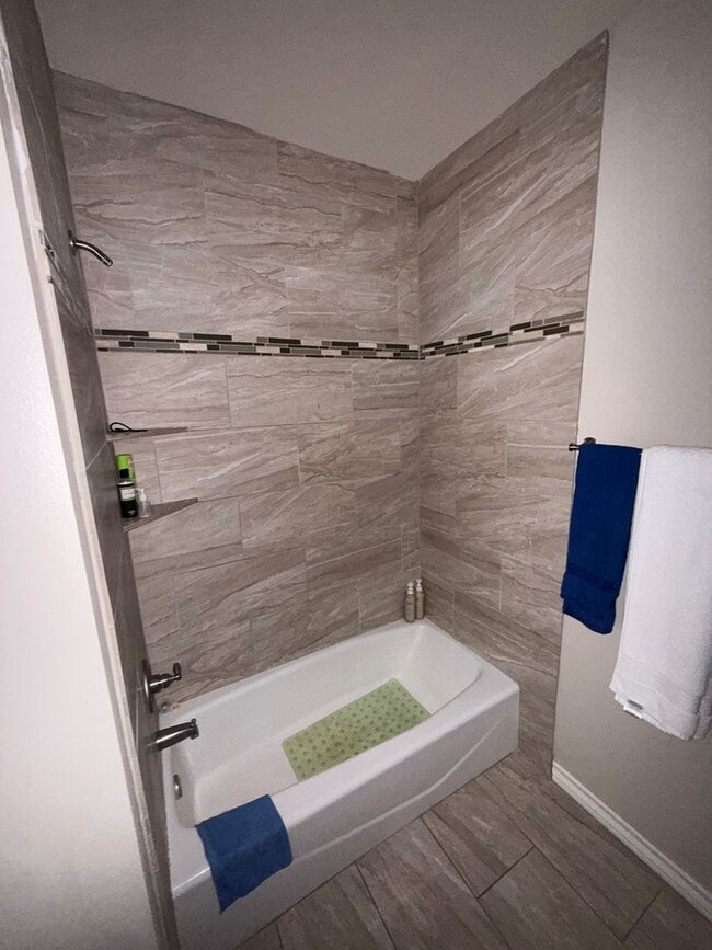 Building Photo - 2 bedroom 2 bath in Prime location!