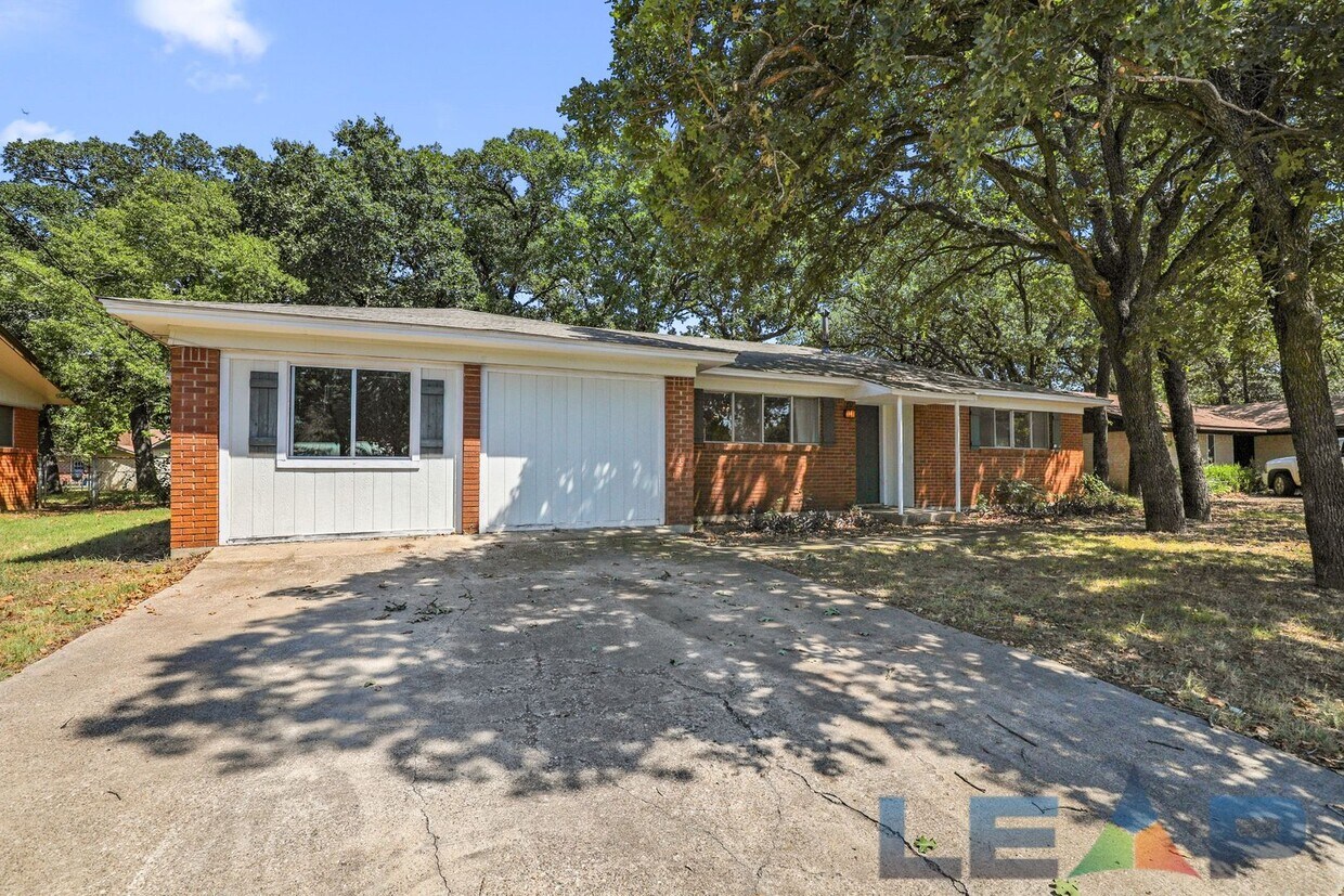 Welcoming 4 Bed 4 Bath Beautiful Brick Home near UNT and TWU! - Welcoming 4 Bed 4 Bath Beautiful Brick Home near UNT and TWU!