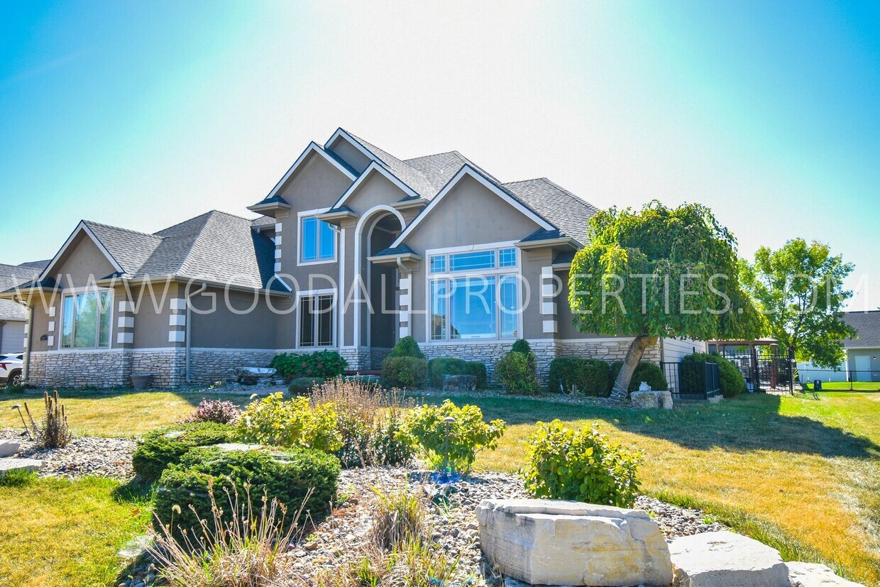 Primary Photo - Executive 5 Bedroom Home With Pool in Ankeny