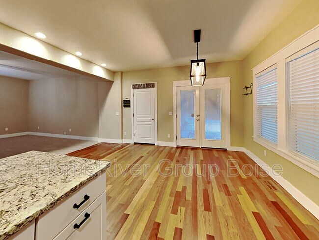 Building Photo - 834 S Capitola Way