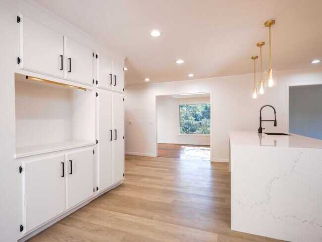 Foto del edificio - Luxurious Greenbrae Breathtaking View Home...