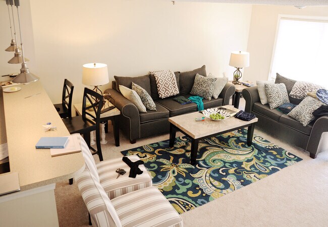 Sala de estar abierta con puertas corredizas que dan a la primera terraza. - 989 Ocean Blvd