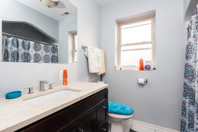 Foto del edificio - 4 bedroom in Chicago IL 60659
