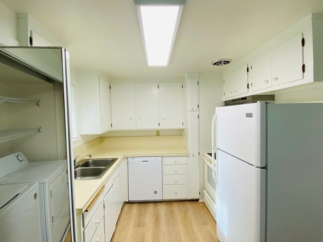 Building Photo - Charming 2-Bedroom Apartment at Fowler Court with In-Unit Washer/Dryer & Extra Storage