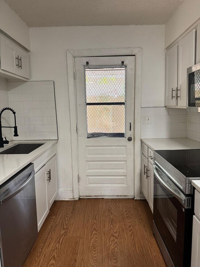 Building Photo - 5/2. Available Now Tampa ! Ask about specials