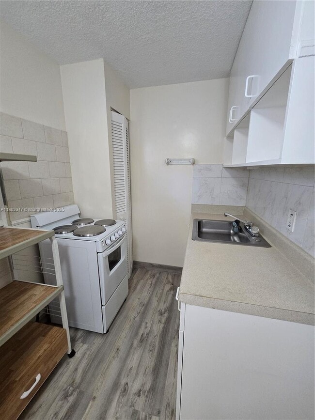 Building Photo - 9xx5 1x5th Ct