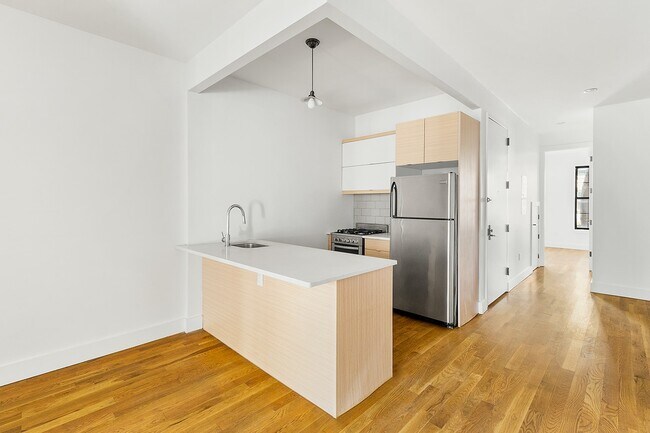 Building Photo - 1556 Greene Ave