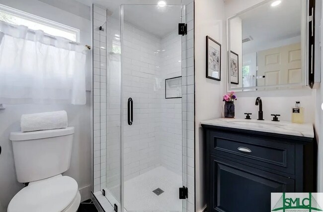 Building Photo - Renovated 1-Bedroom Townhome in Savannah’s...