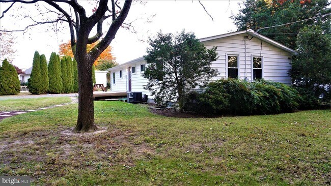 Building Photo - 127 Tulip Dr