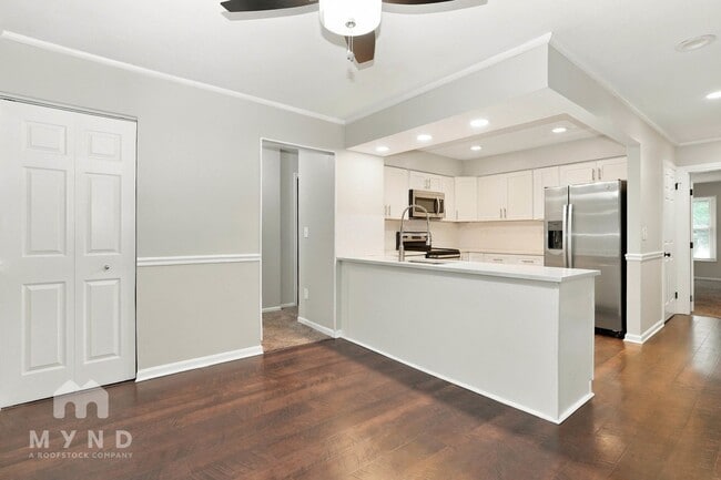 Building Photo - 2208 Surreygate Dr