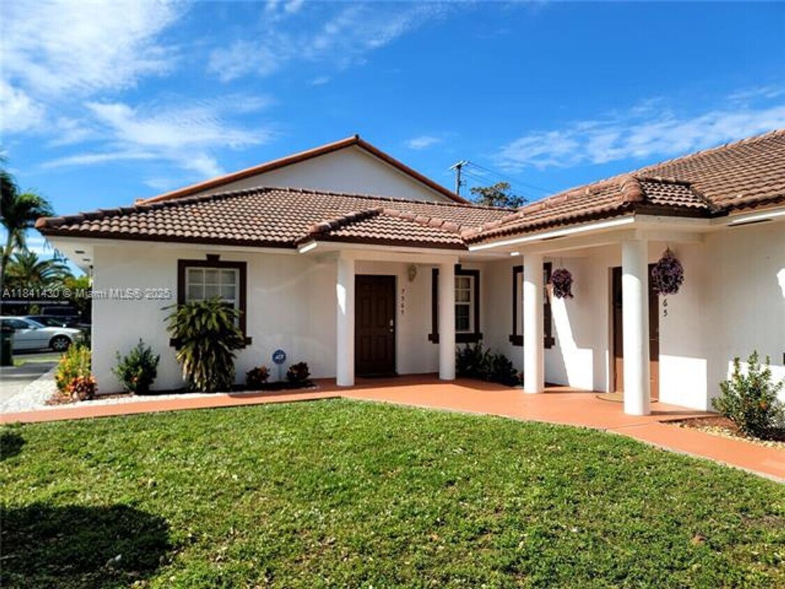 Foto principal - 7565 N Augusta Dr