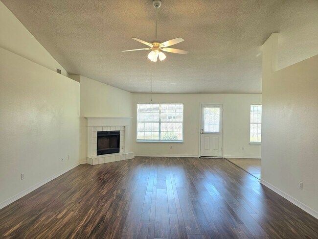 Foto del edificio - Spacious 4-Bedroom Home - Spencer Landing
