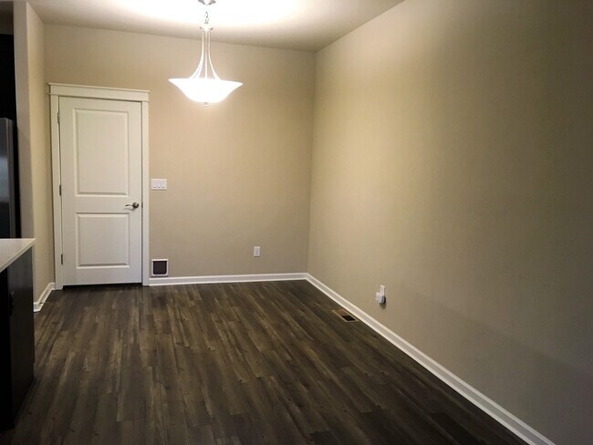 Building Photo - Beautiful Townhome in Northeast Bend! 2095...