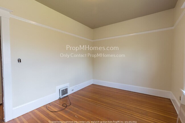 Building Photo - One Block off Belmont- Great Refurbished T...