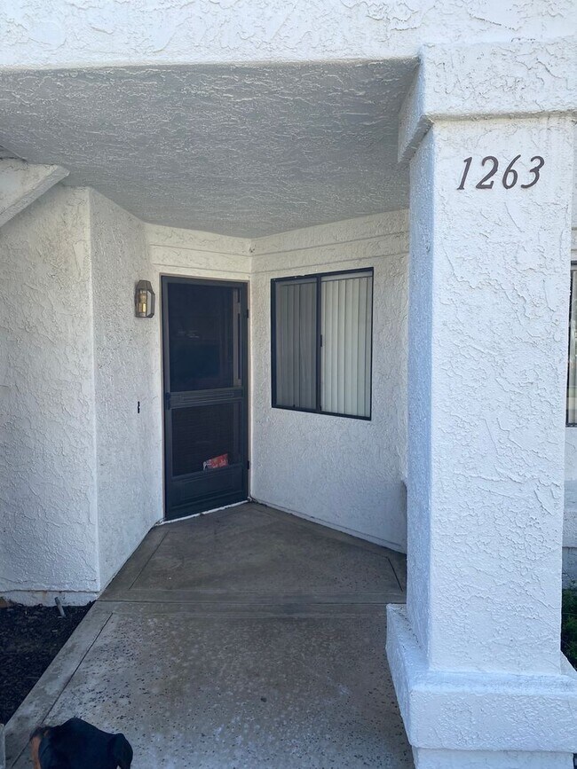 Building Photo - Quite 2 Bed/2 Bath Single Story Condo