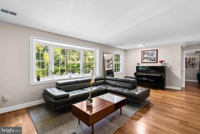 Foto del edificio - 5801 Devonshire Dr