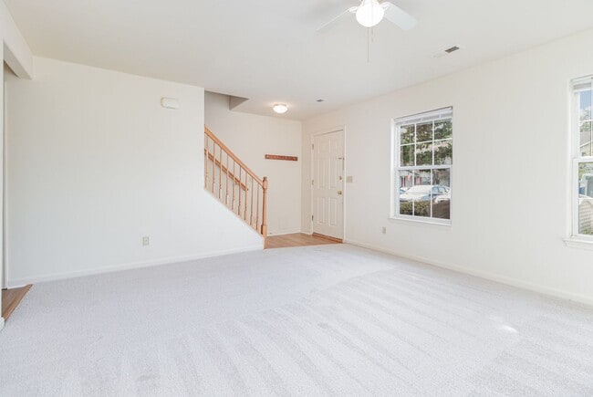 Building Photo - 3 Bedroom Townhome in Lee's Hill!