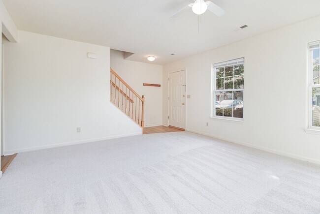 Foto del edificio - 3 Bedroom Townhome in Lee's Hill!