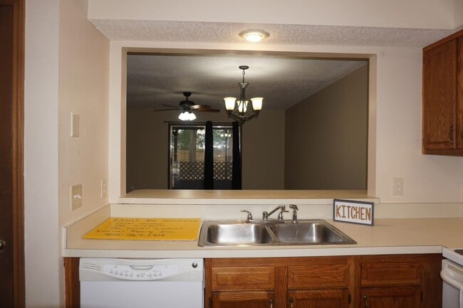 Building Photo - Westside 2/2 Townhome