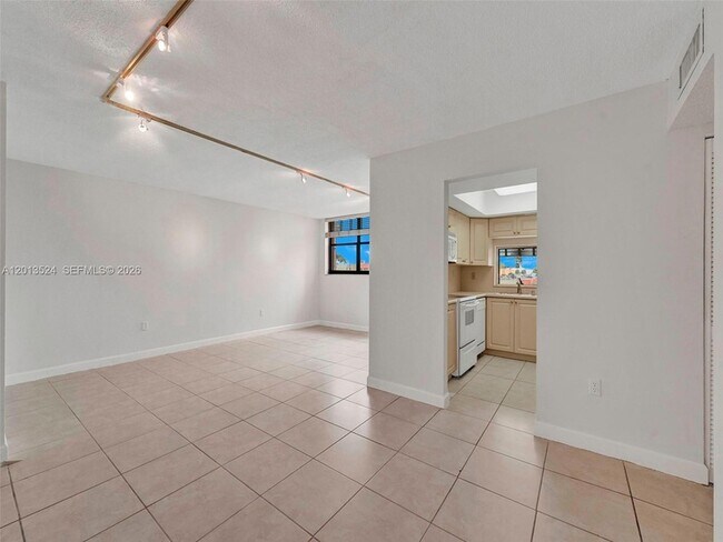 Foto del edificio - 9420 W Flagler St
