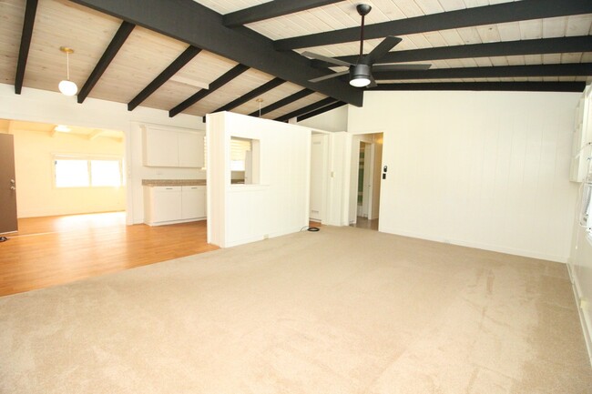 Foto del edificio - Spacious 3 Bedroom, 2 Bath, 2 Parking rent...