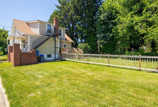 Divided yard space - 6500 Gilmore St