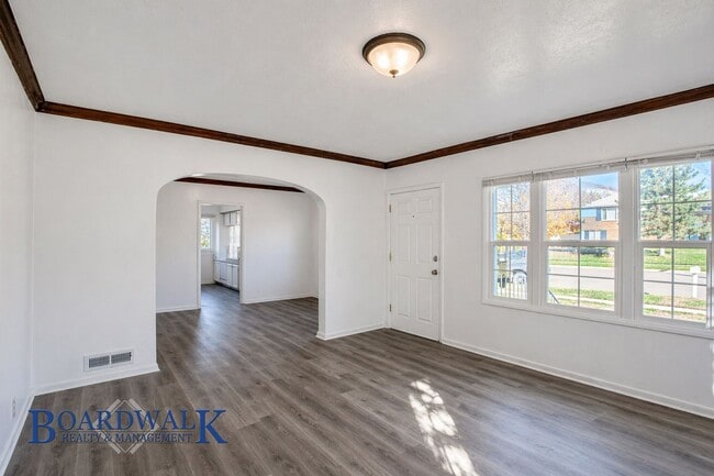 Photo - 105 300 E Apartment