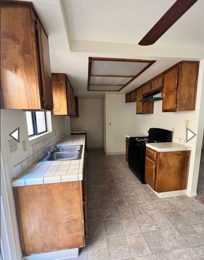 Building Photo - 21640 Brook Dr