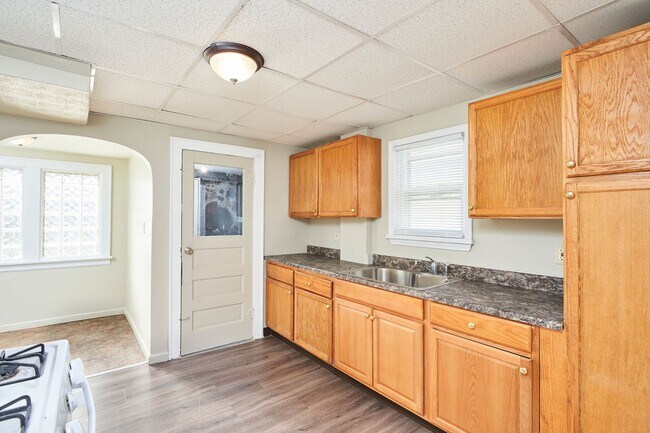 Building Photo - Beautifully remodeled 3 bed 1 bath colonia...