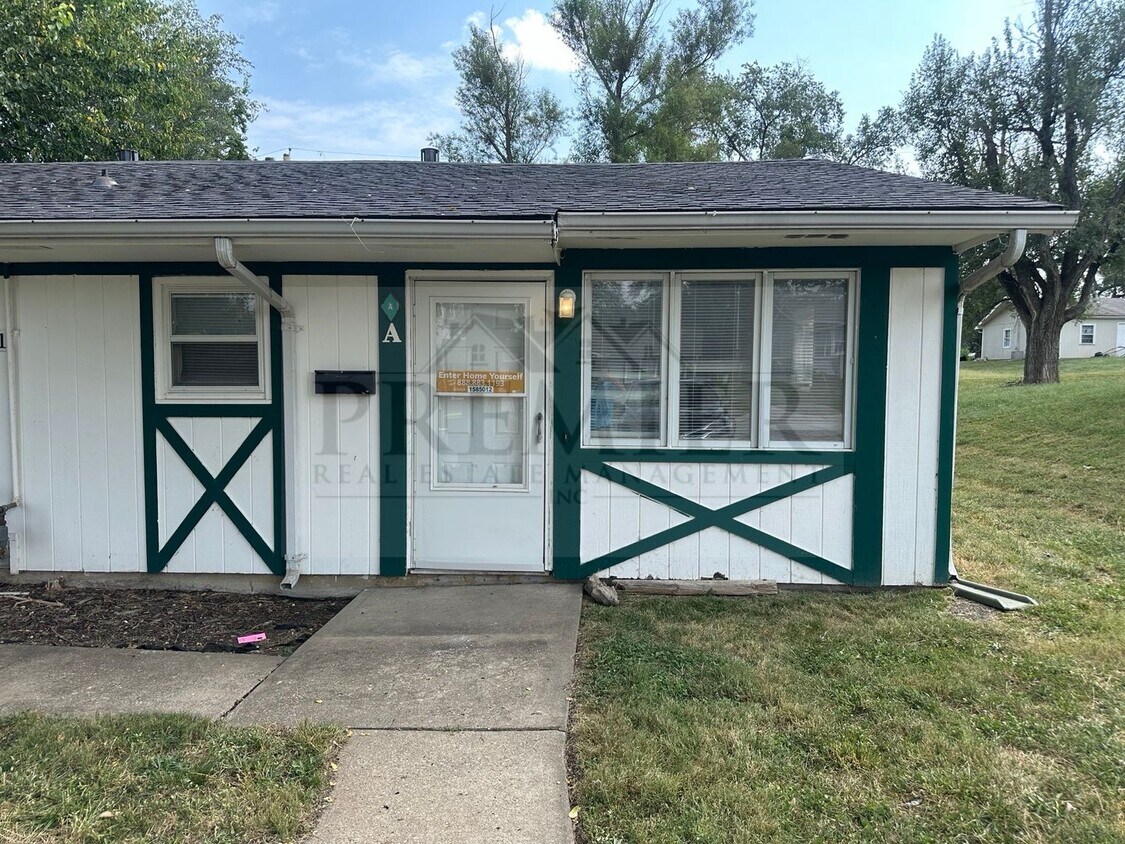 Primary Photo - 6111 E 153 St