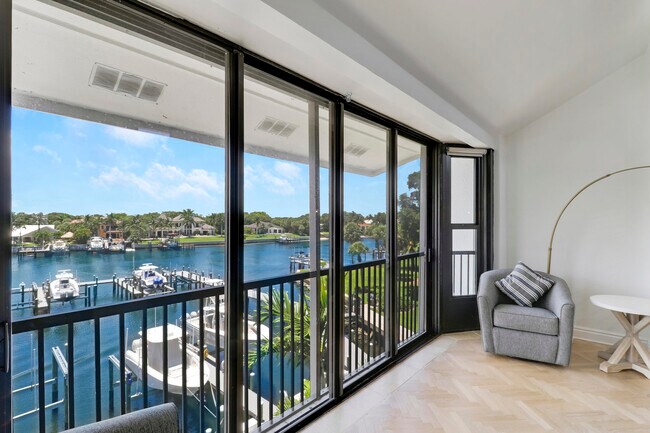 Foto del edificio - 543 Bay Colony Dr N