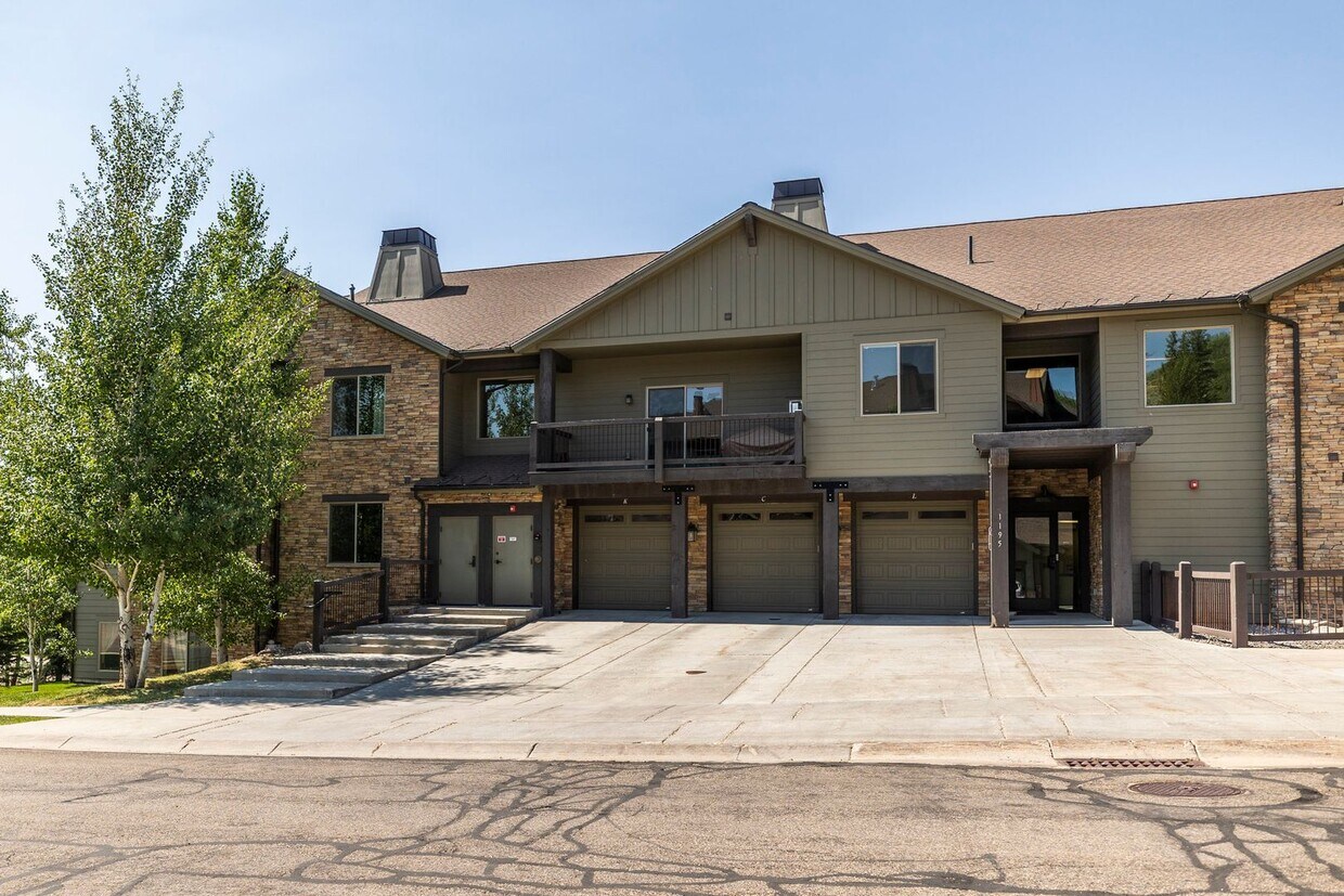 Foto principal - Bright & Spacious 2-Bed Condo in Black Roc...