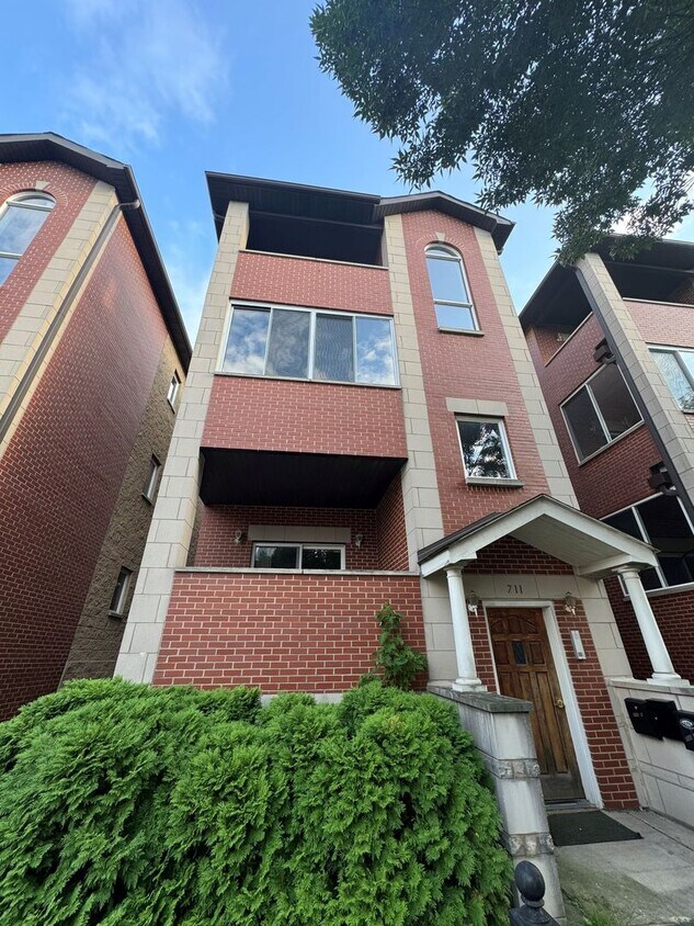 Foto principal - 711 W 31st St