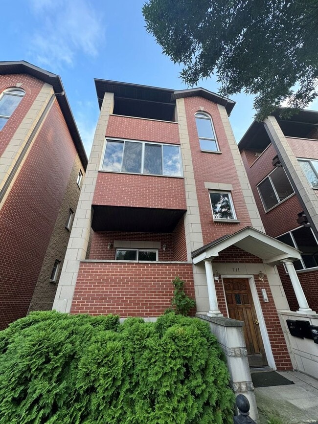 Foto del edificio - 711 W 31st St