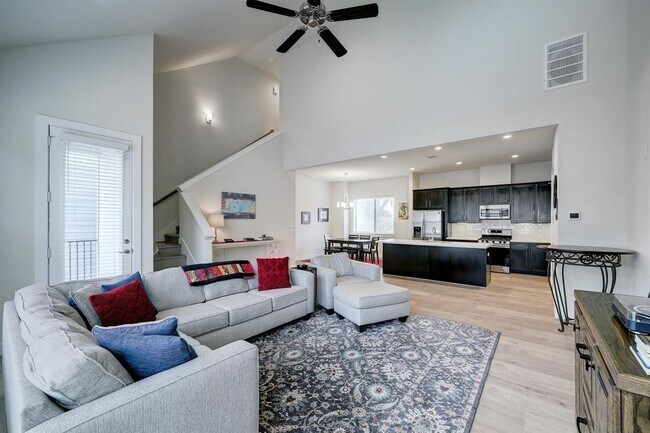 Building Photo - 9411 Benbow Park Ln