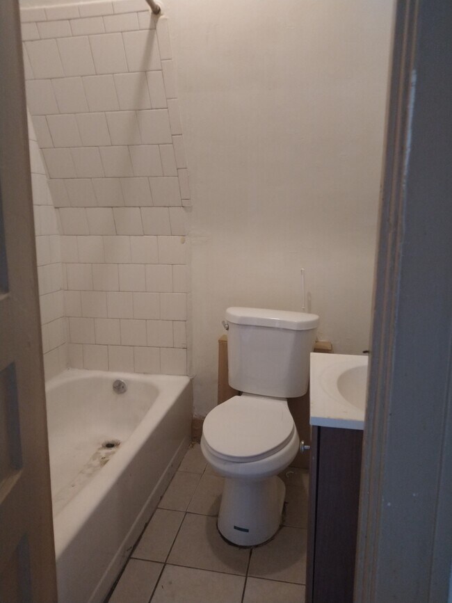Cozy Full Bath - 348 Amherst St