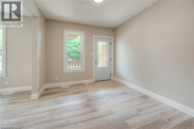 Building Photo - 58 Cedar St N